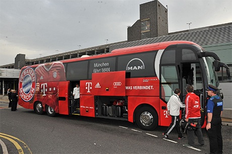 Chiếc xe buýt chở Bayern Munich tại sân bay Manchester