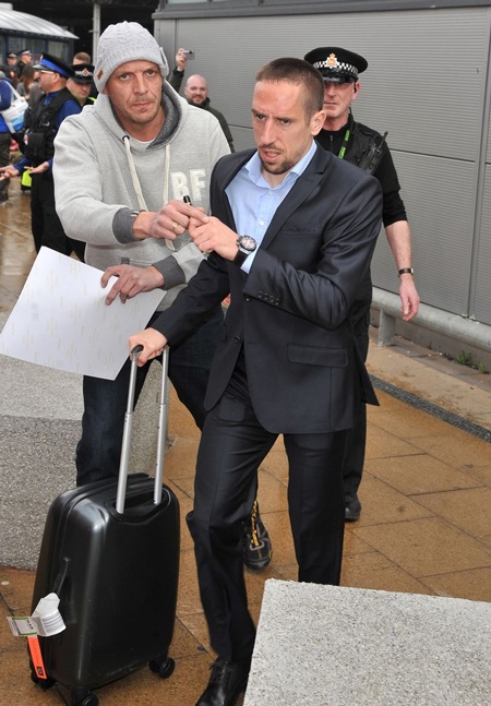 Một người hâm mộ với theo để xin chữ kí của Ribery