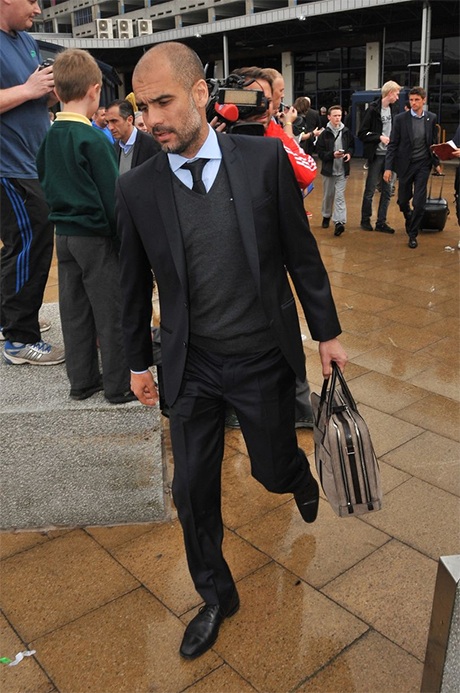 Pep Guardiola nhanh chóng bước ra xe buýt