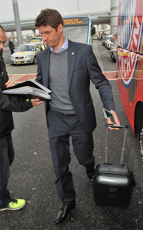 Tiền đạo người Đức Thomas Muller kí tặng người hâm mộ trước khi lên xe