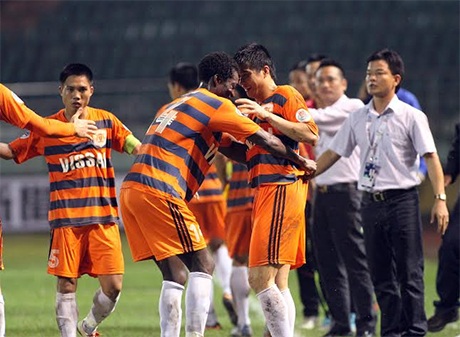 Ninh Bình bỏ giải V-League? - 1 Các cầu thủ Ninh Bình ăn mừng bàn thắng trong trận gặp South China, ảnh: Minh Phương