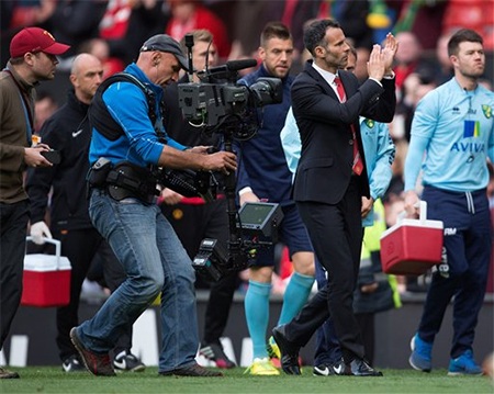 Sự nghiệp vĩ đại của huyền thoại Ryan Giggs - 26 Ngày 10/4, MU sa thải Moyes và bổ nhiệm Giggs làm huấn luyện viên tạm quyền