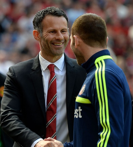 Giggs tươi cười trước trận thứ 2 cầm quân