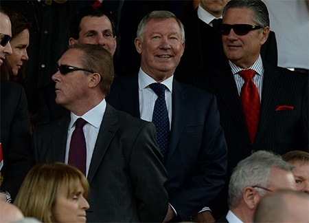 Alex Ferguson tươi cười trước trận đấu