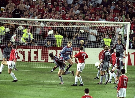 Bóng đi vào góc khung thành trong sự ngỡ ngàng của các cầu thủ Bayern Munich