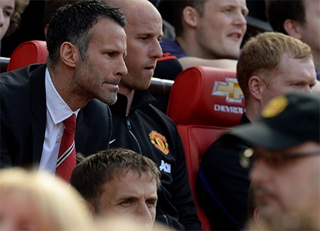 Giggs chăm chú theo dõi các cầu thủ thi đấu