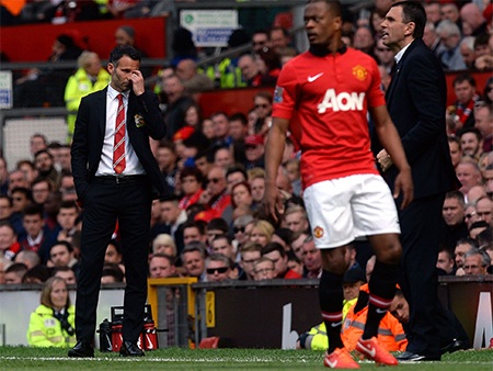 Giggs câm lặng bên ngoài đường biên. Các cầu thủ MU đã thi đấu quá chán