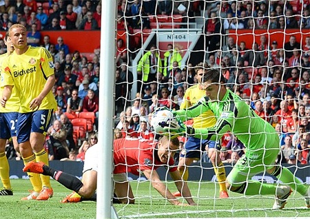 Thủ thành Mannone đã giữ được mành lưới an toàn suốt 90 phút