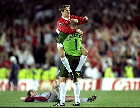 Phil Neville chia vui cùng đội trưởng của Quỷ đỏ ở trận đấu này