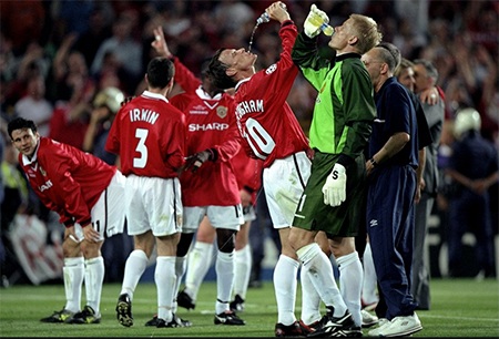 Khoảng lặng trước thời khắc nhận huy chương và cúp