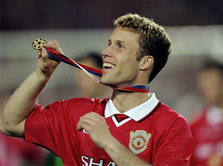 Trung vệ Johnsen khoe huy chương