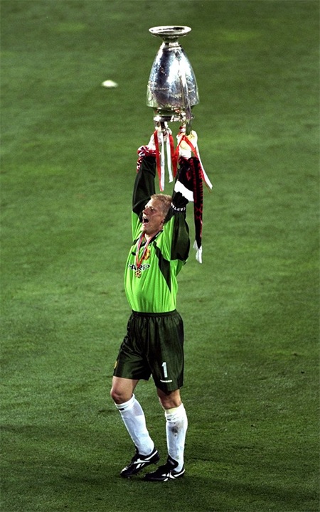 Schmeichel dốc ngược chiếc cúp lên để khoe với người hâm mộ