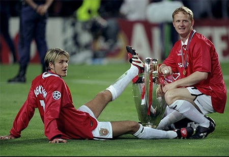 Phút nghỉ ngơi sau khi ăn mừng quá sung của hai cầu thủ cùng có tên David (Beckham và May)