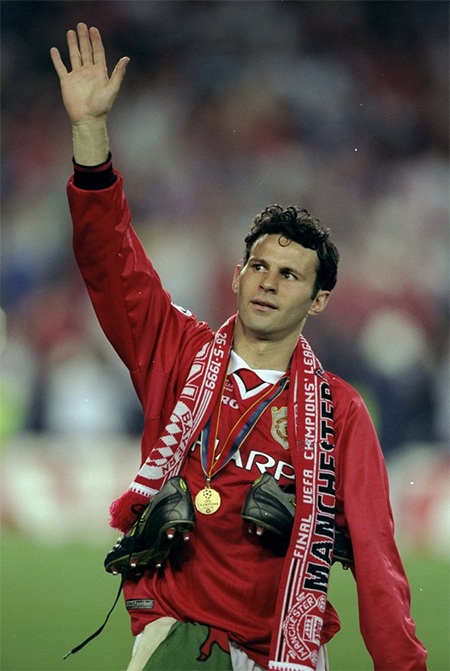 Ryan Giggs vẫy chào người hâm mộ