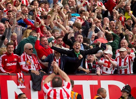 MU thua đau trước Sunderland - 2 Cổ động viên Sunderland hạnh phúc sau bàn mở tỉ số