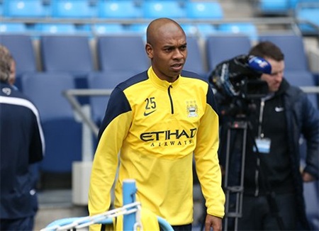 Fernandinho bước ra sân tập. Gần đây tiền vệ người Brazil đang mất suất đá chính