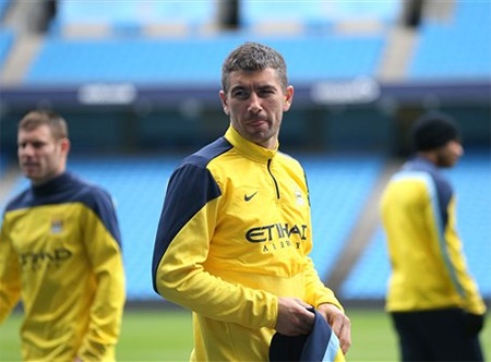 Hậu vệ Kolarov thoải mái trước khi bắt tay vào tập luyện