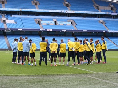 Các cầu thủ Man City tập trung trao đổi thông tin với BHL trước khi tập