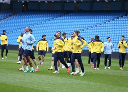 Các cầu thủ Man City tập trung trao đổi thông tin với BHL trước khi tập