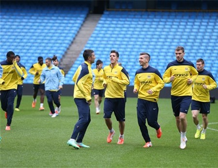 Các cầu thủ Man City tập trung trao đổi thông tin với BHL trước khi tập