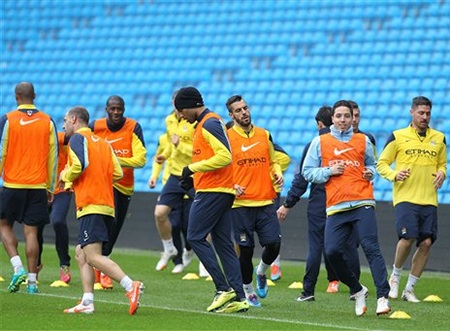 Nasri tươi cười tham gia tập luyện cùng đồng đội