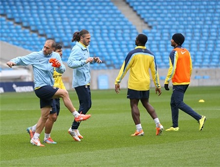 Zabaleta và Demichelis chăm chỉ thực hiện bài khởi động