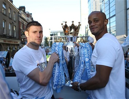 Milner và Kompany bên cạnh chiếc cúp vô địch Premier League