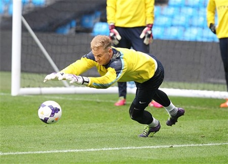 Thủ thành Joe Hart tập riêng ở góc dành cho thủ môn.