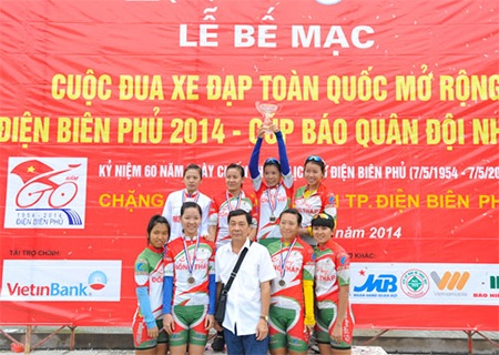 Cuộc đua xe đạp toàn quốc mở rộng “Về Điện Biên Phủ 2014 - Cúp Báo Quân đội nhân dân" kết thúc thắng lợi - 6 Đội Cấp Thoát nước - Môi trường Bình Dương nâng cao cúp chiến thắng khi đoạt giải nhất đồng đội nữ.