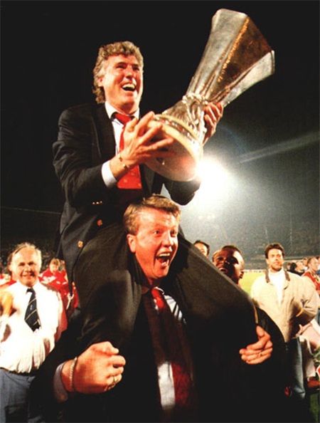 Niềm hạnh phúc của Van Gaal và lãnh đạo CLB trong ngày Ajax giành UEFA Cup