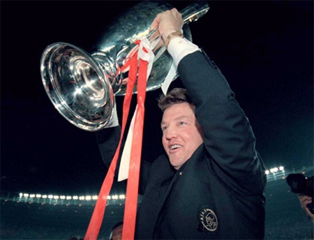 Niềm hạnh phúc của Van Gaal và lãnh đạo CLB trong ngày Ajax giành UEFA Cup
