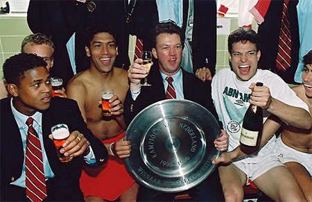 Niềm hạnh phúc của Van Gaal và lãnh đạo CLB trong ngày Ajax giành UEFA Cup