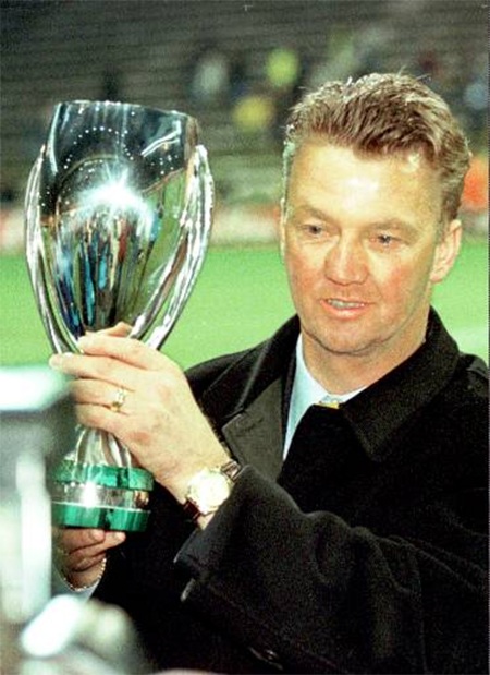 Ngay khi vừa đặt chân tới Barcelona, đoàn quân của Van Gaal đã giành được Siêu cúp châu Âu