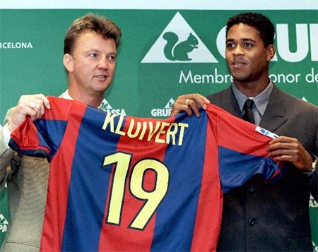 Van Gaal và học trò ăn mừng chiến thắng