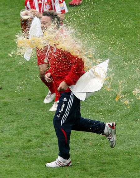 Học trò đã hắt trọn cốc bia lớn vào Van Gaal trong lễ ăn mừng chiến thắng mùa giải 2009/10