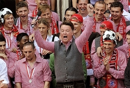 Học trò đã hắt trọn cốc bia lớn vào Van Gaal trong lễ ăn mừng chiến thắng mùa giải 2009/10