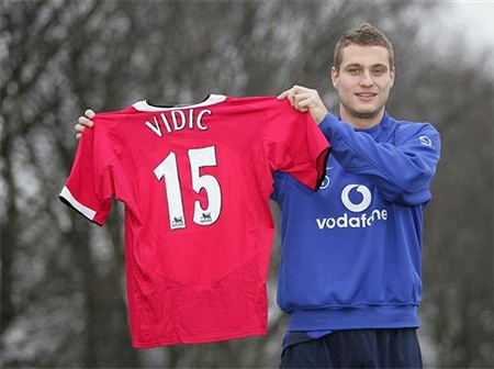 Vidic gia nhập MU vào ngày 4/1/2006 từ Spartak Moscow với phí chuyển nhượng 7 triệu bảng