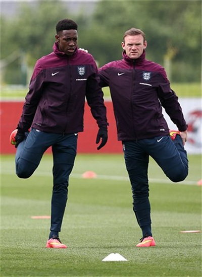 Welbeck và Rooney cùng nhau khởi động