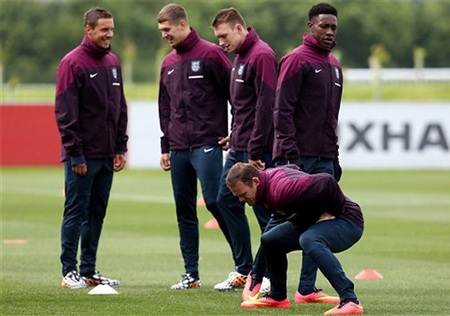 Các cầu thủ tuyển Anh tỏ ra khá thoải mái trong tập luyện, tuy nhiên họ cũng rất nghiêm túc