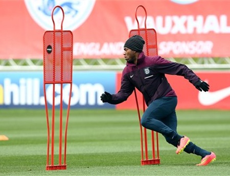 Sturridge thực hiện một bài tập
