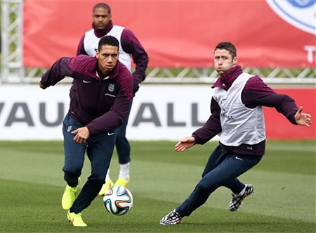 Smalling tranh bóng cùng với Cahill