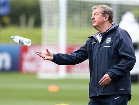 HLV Hodgson tiếp nước cho học trò. Vị thuyền trưởng tuyển Anh không hề cười nói ở trên sân