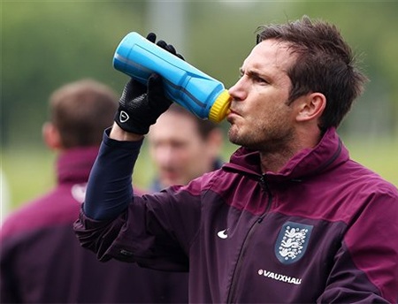 HLV Hodgson tiếp nước cho học trò. Vị thuyền trưởng tuyển Anh không hề cười nói ở trên sân