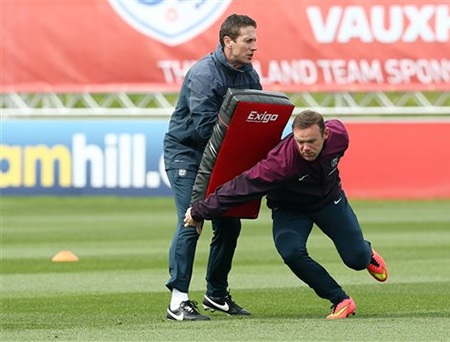 Rooney thực hiện bài tập với tấm đệm