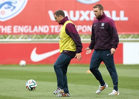 Rooney thực hiện bài tập với tấm đệm