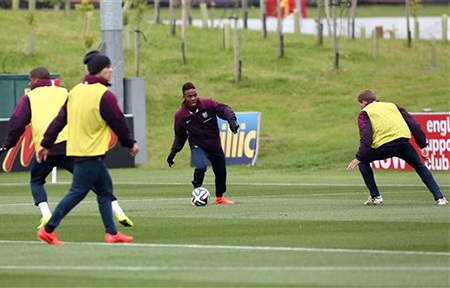 Sau các bài khởi động tuyển Anh chia đội hình làm hai và bắt đầu thực hiện các bài tập