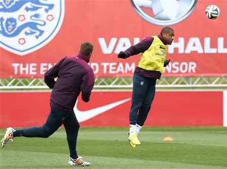 Johnson trong pha đánh đầu phá bóng