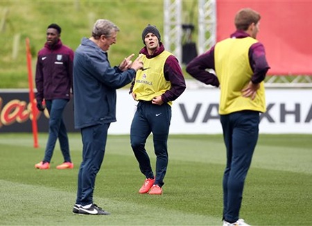 Roy Hodgson nhắc nhở các cầu thủ về cự ly đội hình