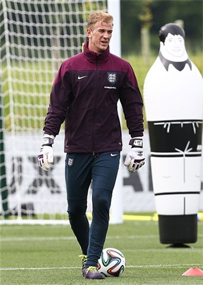 Thủ thành Joe Hart trong ngày tập luyện mệt nhọc