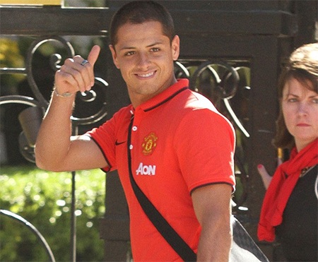 Van Gaal không cho phép MU được nghỉ xả hơi - 1 Chicharito vẫy chào người hâm mộ. Tiền đạo người Mexico đã khônŧ thi đấu tại trận đấu gặp LA Galaxy